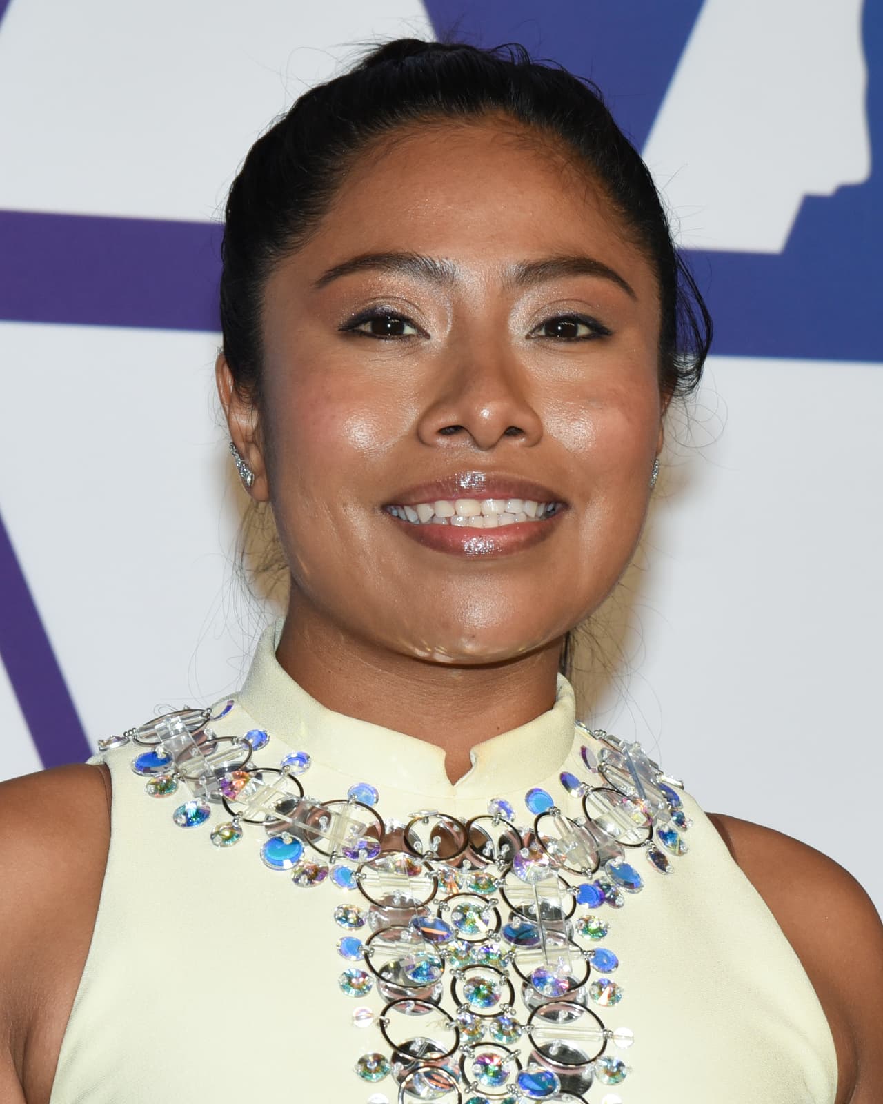 Aparicio también ha tenido que sortear 
<b><a href="https://www.univision.com/famosos/yalitza-aparicio-tiene-una-muy-buena-razon-para-recibir-y-quedarse-con-las-criticas-negativas-fotos" target="_blank">comentarios negativos</a></b> sobre su trabajo y orígenes, pero tiene una manera especial de recibirlos.