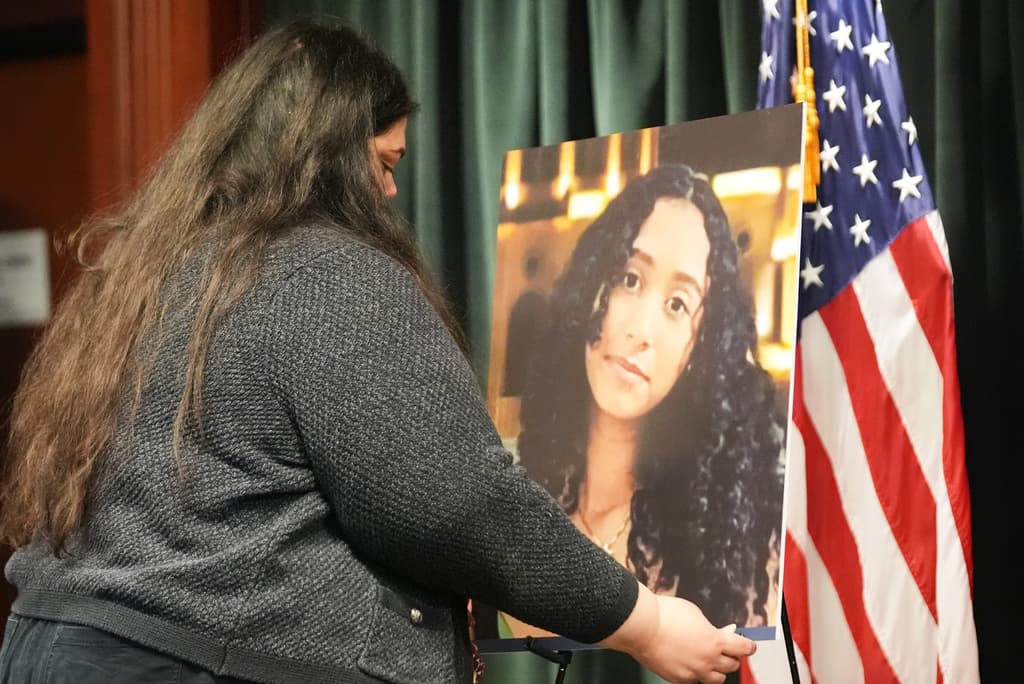 Varios vecinos dijeron no conocer personalmente a la familia ni a Rivas Hernández, y señalaron que la familia “solía ser reservada”. Incluso Kayleigh Cortez, la vecina que colocó un monumento en su honor, afirmó no conocerla.