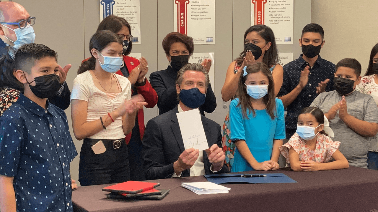 Este martes, el gobernador de California 
<a href="https://www.univision.com/temas/gavin-newsom">Gavin Newsom</a> visitó la escuela primaria Traver Joint Elementary del 
<a href="https://www.univision.com/temas/valle-central">Valle Central</a> de 
<a href="https://www.univision.com/temas/california">California</a> para anunciar un programa de 
<a href="https://www.univision.com/temas/internet">internet de banda ancha</a> de alta velocidad.
<br>