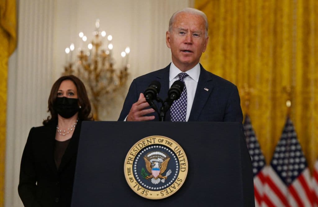 Presionado, Biden busca proyectar control y promete usar "los recursos necesarios" para evacuar a estadounidenses de Afganistán