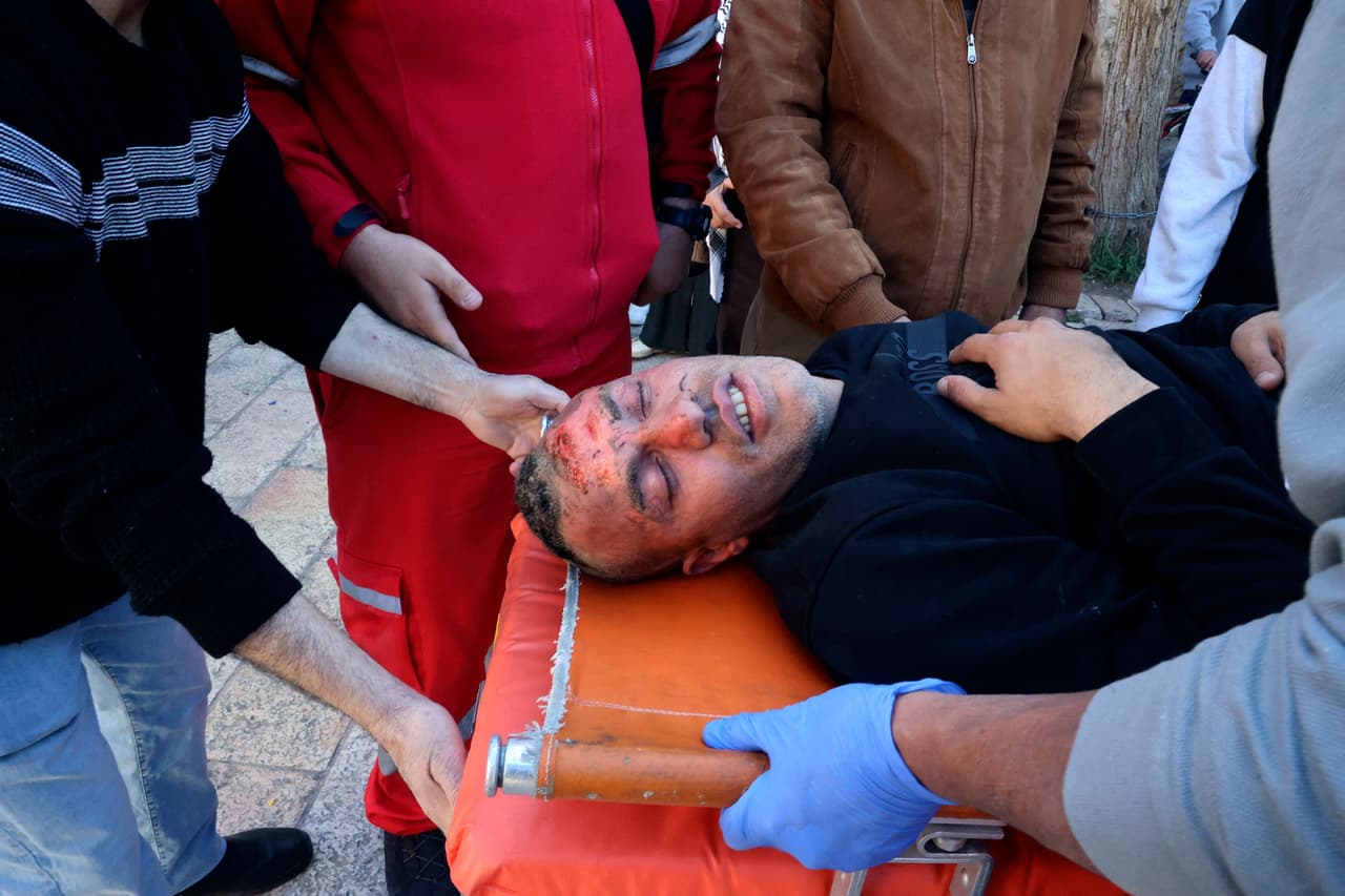 "117 heridos fueron trasladados" a hospitales de Jerusalén y "decenas" fueron atendidos en el lugar, dijo a la AFP un responsable de la Media Luna Roja palestina sobre estas violencias en la Ciudad Vieja, en un sector ocupado por Israel desde 1967.