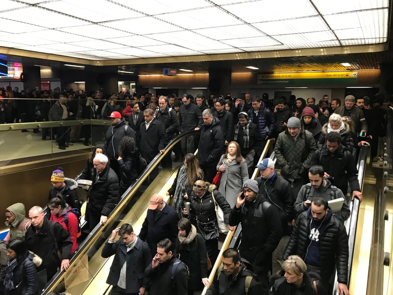 Los pasajeros debieron evacuar la estación de Port Authority tras la explosión. (Edward Tobin/Reuters)
