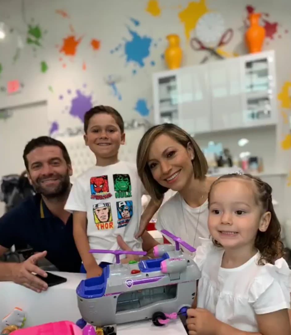 La periodista hondureña aprovecha cada minuto de descanso para estar con el pequeño Bruce, la linda Alana y su esposo Aaron Butler.
<br>