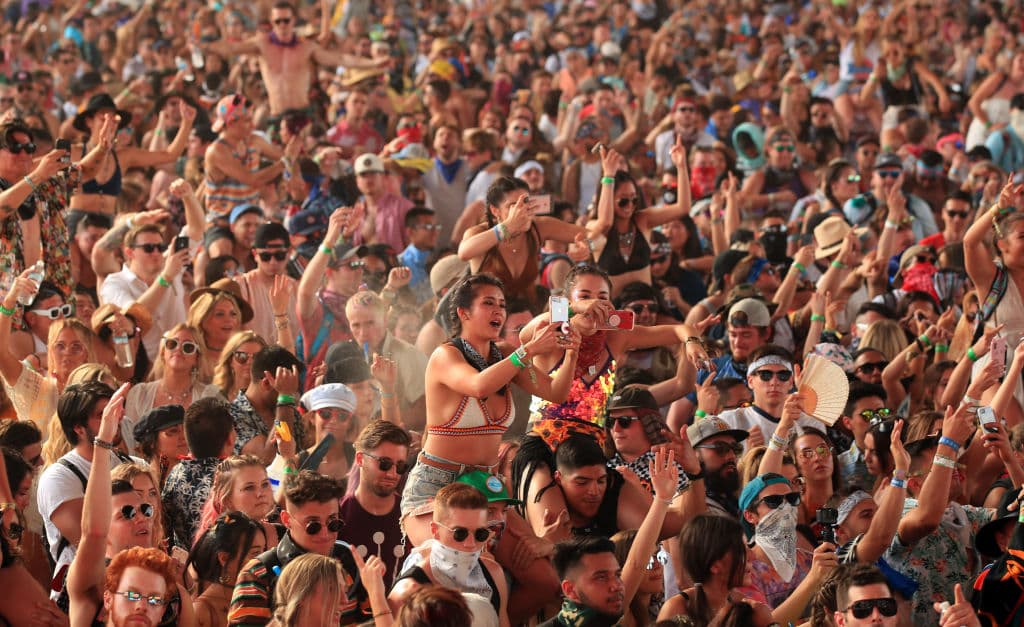 El evento cuenta con artistas musicales de muchos géneros de música, como rock, indie, hip hop y música electrónica de baile, así como instalaciones de arte y esculturas.