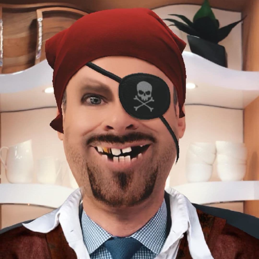 Alan Tacher ocultó bajo el look de pirata uno de sus ojos verdes.