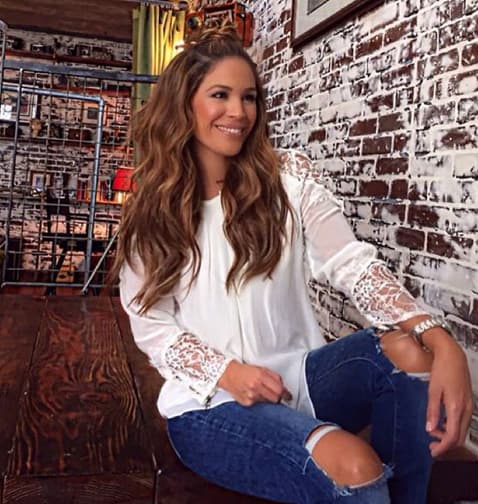 Creativo e informal. Todas podemos lucir diferentes looks mostrando tantos peinados como estilos quieras ofrecer.