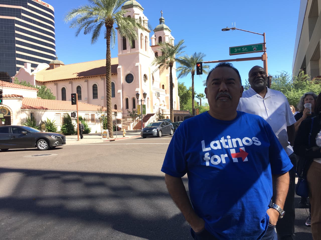 Elias Escalante, un entusiasta latino pro Hillary, dice que se quedó "sin palabras" al oir el insulto en el debate y que cree que a "Donald Trump no le importan las mujeres". "Él es muy malo, sólo le importa el dinero, es todo lo que quiere. No le importan sus hijos, ni su esposa. Si tuviera respeto por ella, respetaría a las demás mujeres".