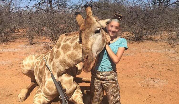 ¿Está bien que un padre le enseñe a su hija de 12 años a cazar jirafas por deporte?