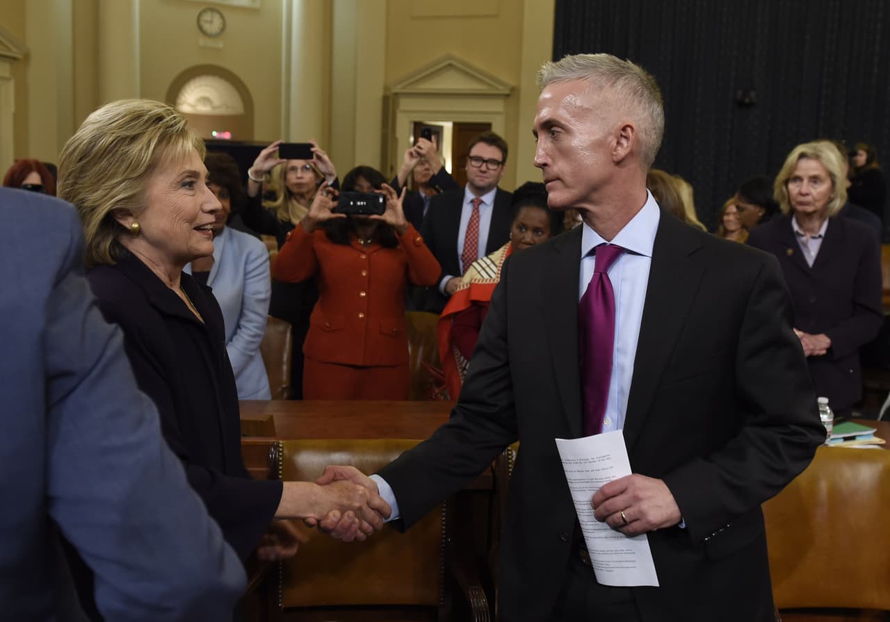 <b>EL interrogtorio sobre Bengasi.</b> Hillary Clinton estrecha la mano del sudado presidente del comité de investigación sobre Bengasi, el republicano Trey Gowdy, al 
<b><a href="http://www.univision.com/noticias/destino-2016/las-11-horas-de-declaracion-de-hillary-clinton-sobre-bengasi-en-fotos">concluir un interrogatorio de 316 preguntas. </a></b>La candidata demócrata defendió firmemente su actuación y evitó cometer cualquier error que pudiera perjudicar sus aspiraciones presidenciales. El comité tenía como fin averiguar qué pasó antes, durante y después de los ataques en los que perdieron la vida cuatro estadounidenses. 23 de octubre de 2015.