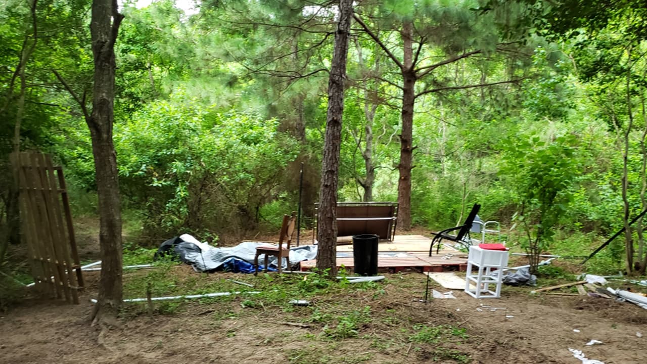 Los oficiales del precinto 4 llegaron al lugar tras recibir una denuncia ciudadana y encontraron a varias personas viviendo allí. Todos fueron amonestados por el delito de invasión de propiedad privada y dos de ellos enfrentan cargos por delitos más serios.