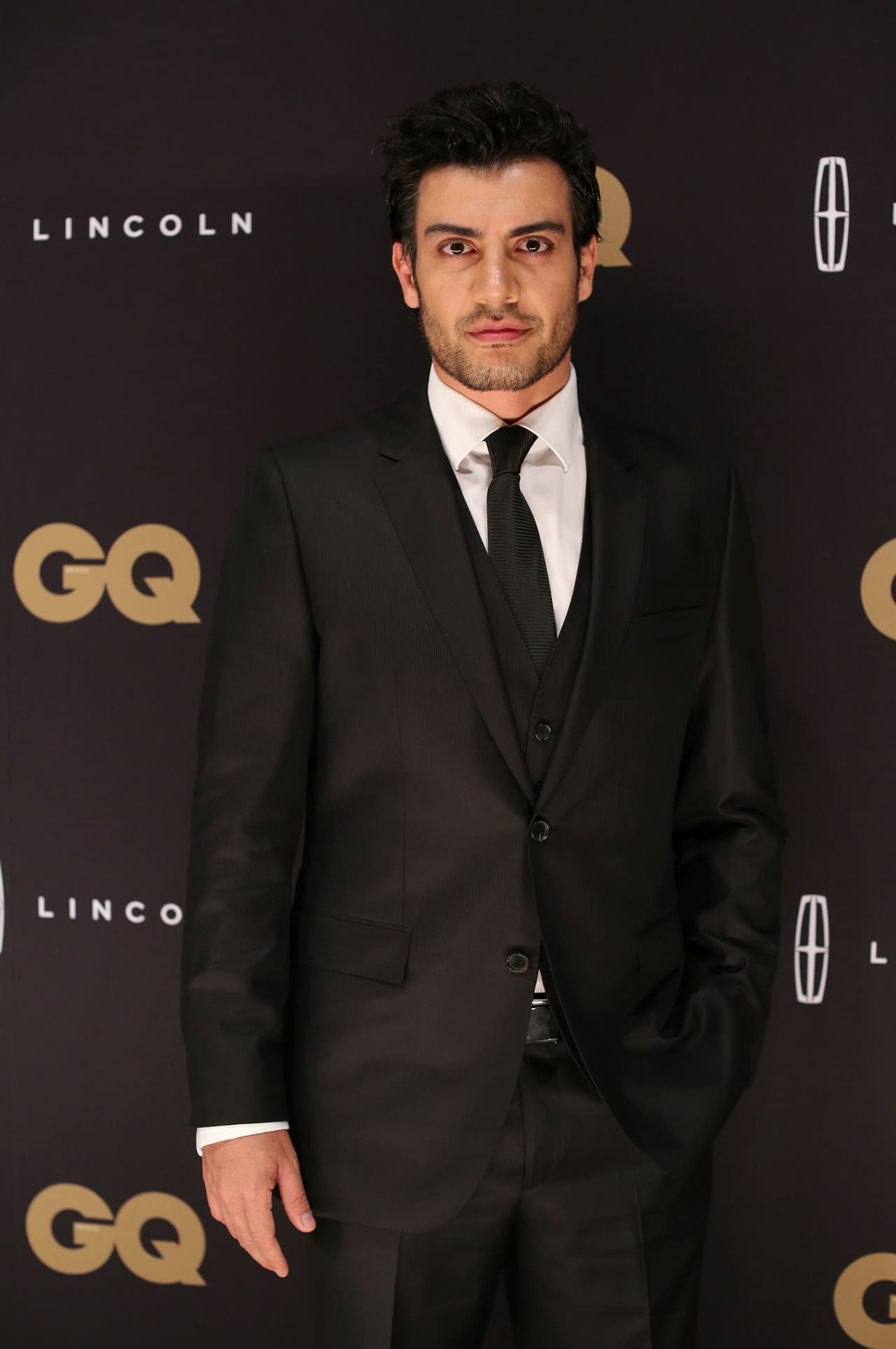 Él es el uno de los candidatos que no ha compartido créditos con Angelique antes.