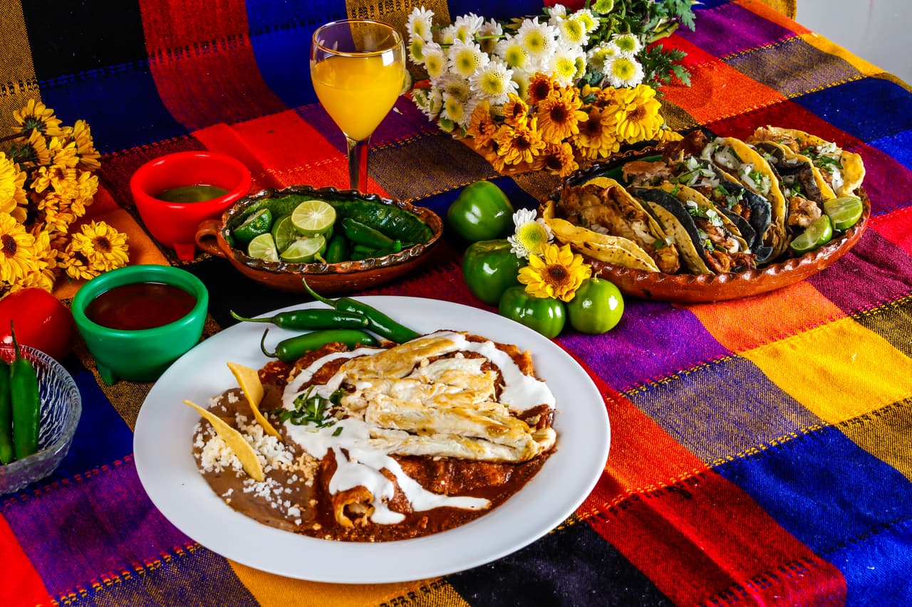 <b>DISFRUTA DE LA COMIDA LATINA</b>. Apoye a la comunidad de restaurantes de propiedad latina de Filadelfia cuando cene dentro (o fuera) en los restaurantes que participan en Dine Latino Restaurant Week, un programa de la Cámara de Comercio Hispana de Filadelfia.