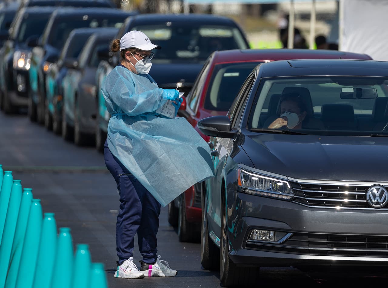 La prueba de detección del covid-19 se aplica a los asistentes sin necesidad de descender de sus automóviles.