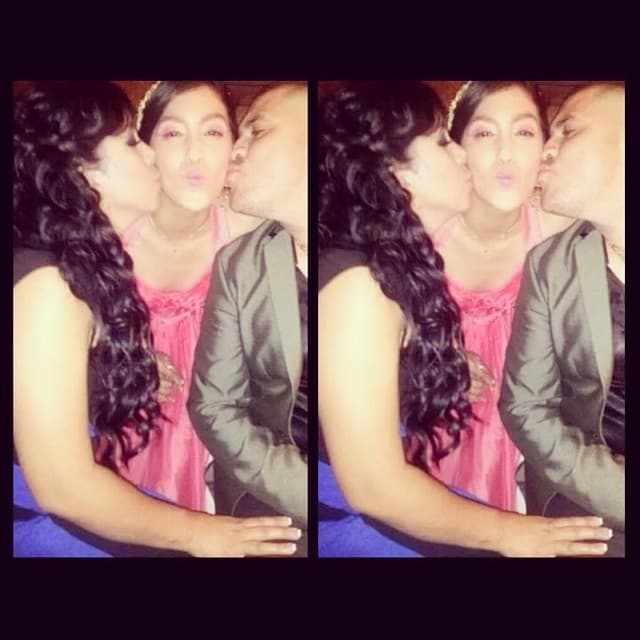 Ella parece ser la misma mujer con quien celebró la graduación de su hija Kenia en el 2014 y a quien en diciembre del año pasado le realizó su quinceañera.