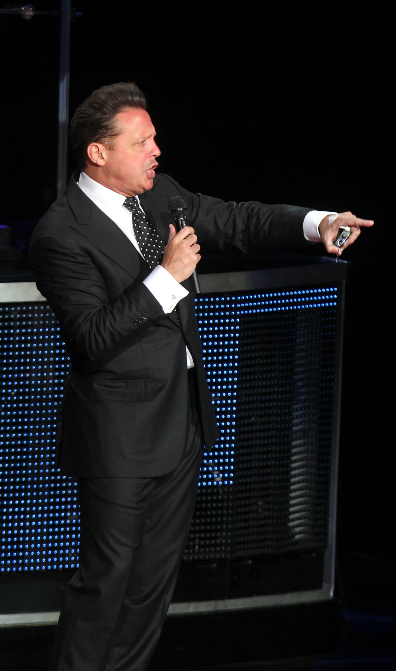 Luis Miguel, siempre ha evitado hablar de sus amores, aunque no le importó dedicar el tema ‘Tengo todo excepto a ti’ a su ex Mariana Yazbek, con quien tuvo una relación fugaz en 1987. Se conocieron en la grabación del videoclip ‘Cuando calienta el sol’, la misma Mariana siempre cuenta que realmente estaban enamorados y él la buscó durante mucho tiempo, pero la familia de ella se oponía a la relación.