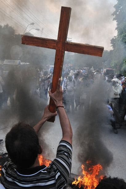 Pakistán amaneció conmocionado por la peor matanza cometida por los talibanes contra la comunidad cristiana, que costó la vida a más de ochenta personas y pone en jaque la estrategia de diálogo del Gobierno con los radicales. El último recuento ha elevado a 82 el número de fallecidos, que aún puede subir dado el estado crítico de varios de los más de 140 heridos ingresados en hospitales de la localidad noroccidental de Pesháwar, en una de cuyas iglesias se produjo la masacre. "No teníamos palabras ante el horror que teníamos delante", explicó hoy a Efe el director de la Liga Interconfesional de Pakistán (APIL), el cristiano Sayid Ishaq, quien visitó ayer junto a diversas autoridades regionales a las víctimas hospitalizadas. "No es solo un atentado contra nuestra minoría, sino también contra la humanidad de este país", dijo Ishaq, quien calificó la situación tras el ataque "como la peor sufrida hasta ahora por los cristianos paquistaníes".