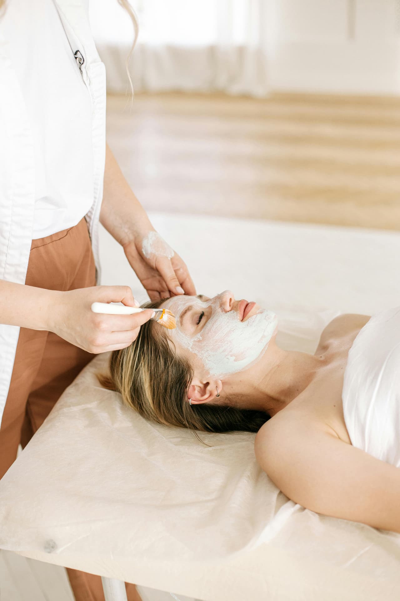 <b>Masajes y tratamientos de belleza</b>. En internet también puedes encontrar desde ya muchos paquetes para sesiones de spa, con masajes y tratamientos de belleza que alegrarán a mamá.