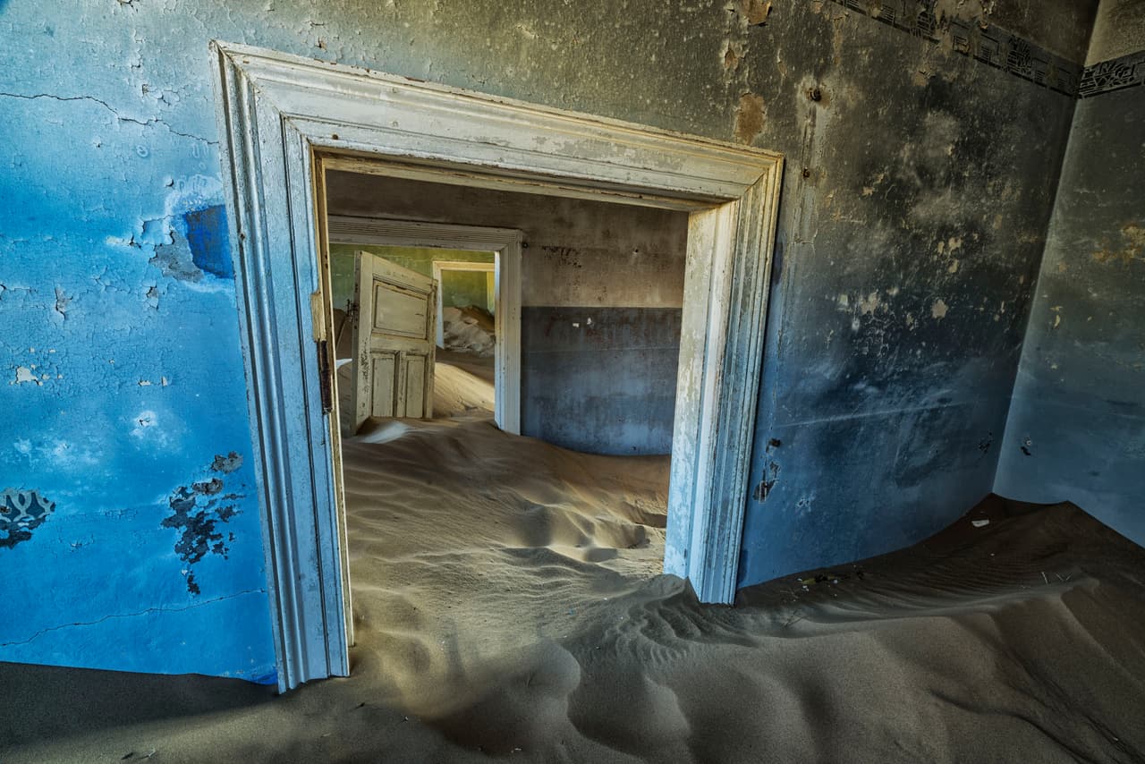 El hogar de cientos de familias ahora es una tumba de arena.