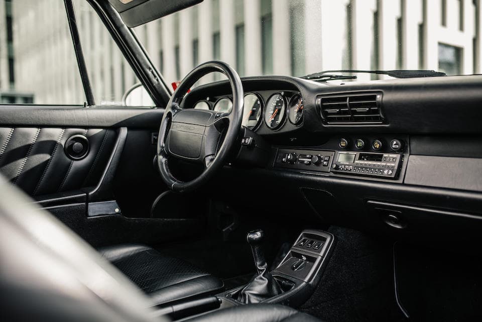 Sin embargo, en junio de 1993, tras una temporada deplorable con el equipo sevillano, Maradona regresó a Argentina y se deshizo del automóvil en el proceso.