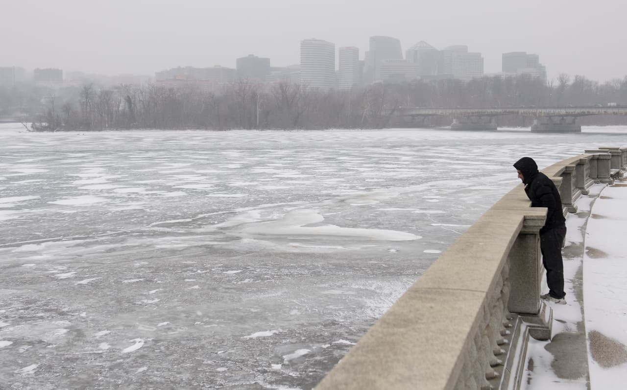La superficie congelada del río Potomac, en Washington DC.