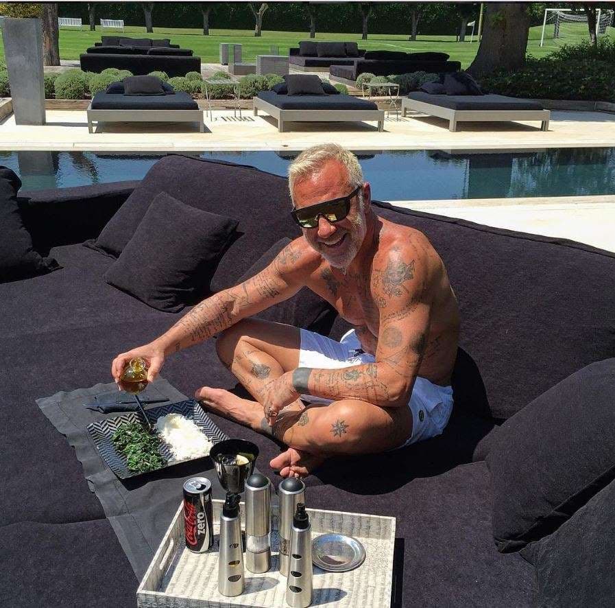 Es muy habitual verle en traje de baño, en especial de color blanco. Siempre parece que está en lugares exclusivos.