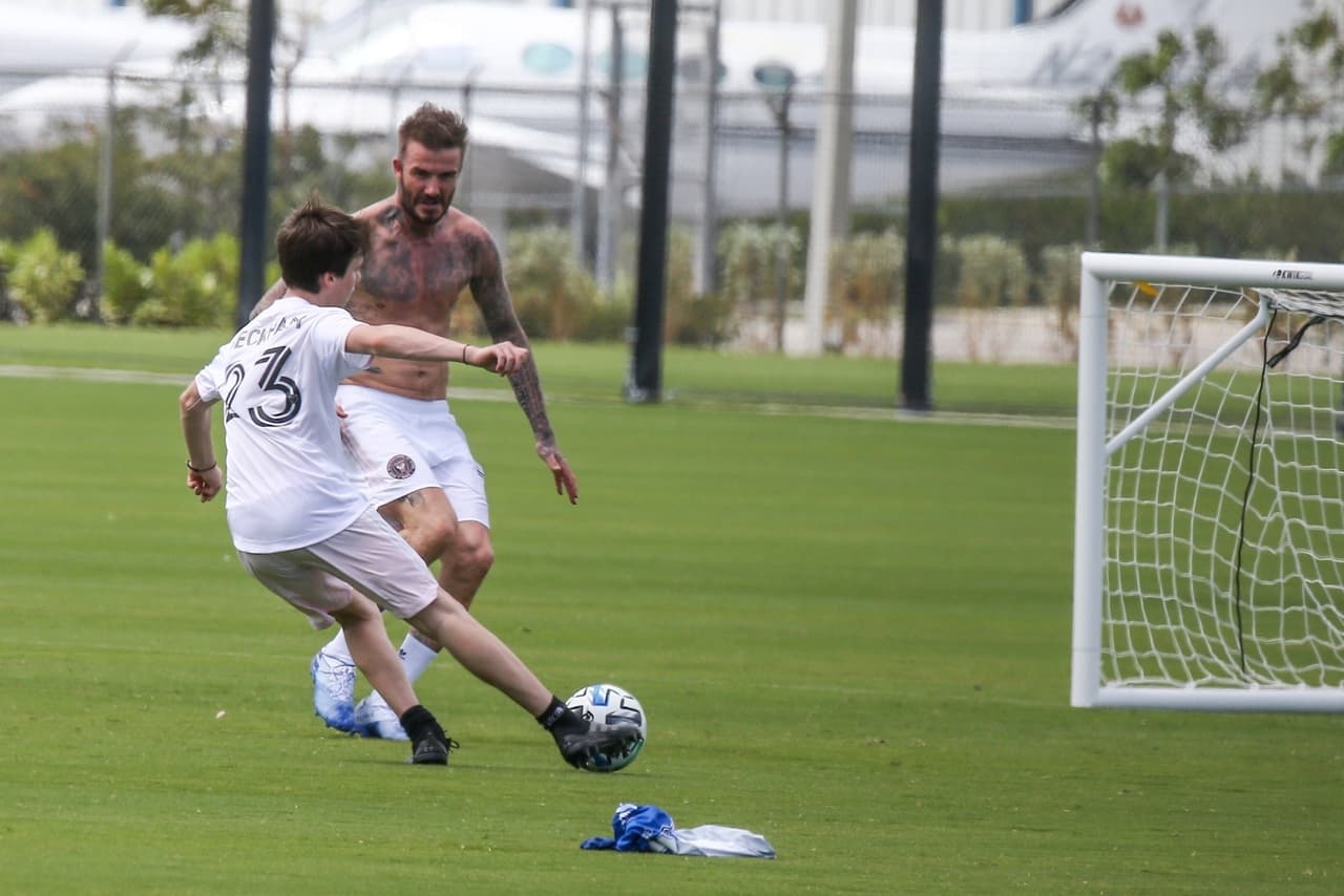 Su hijo Cruz, de 15 años, ya conoce sus estrategias y lo enfrenta con destreza.