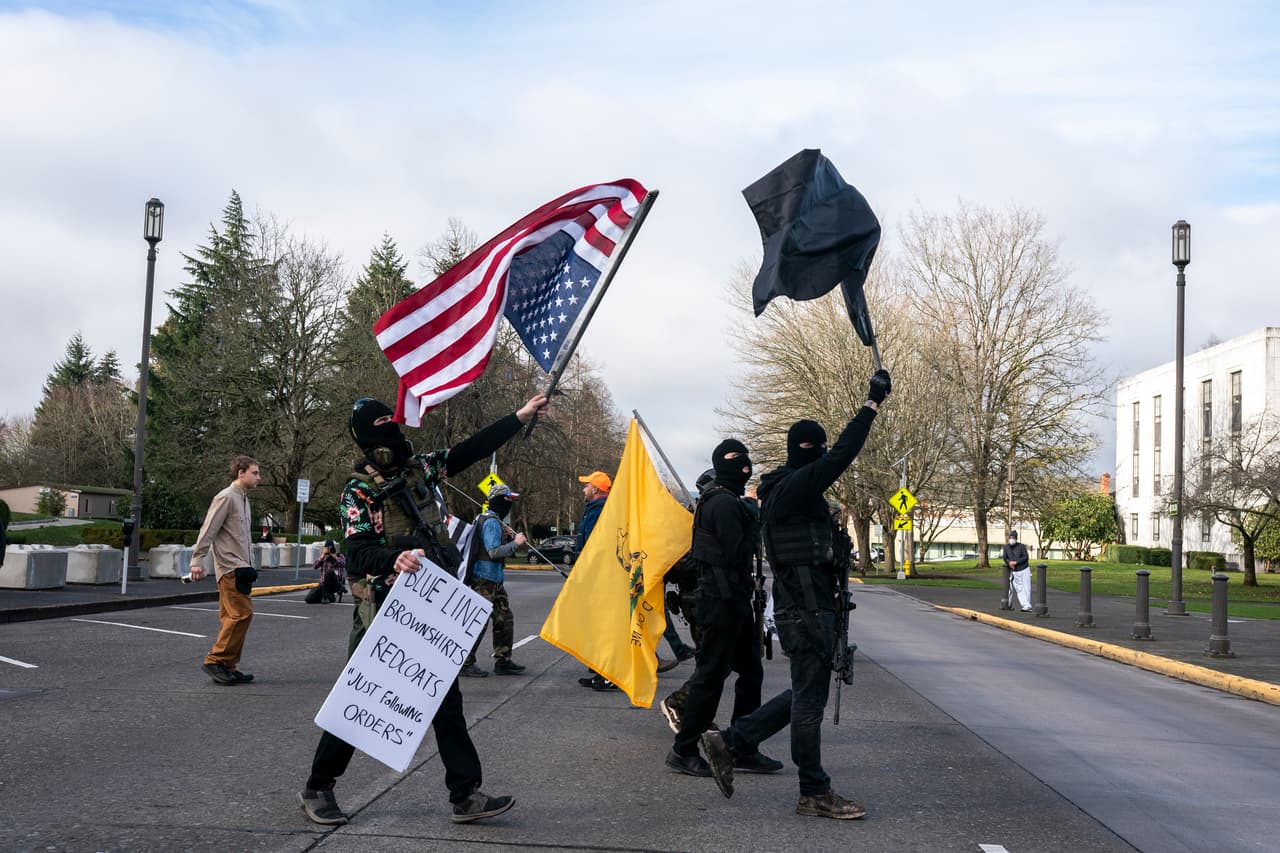 Manifestantes armados en los alrededores del Capitolio de Oregon, en Salem, este domingo 17 de enero de 2021. Se identificaron como miembros de la organización anti gobierno Boongaloo Boys.