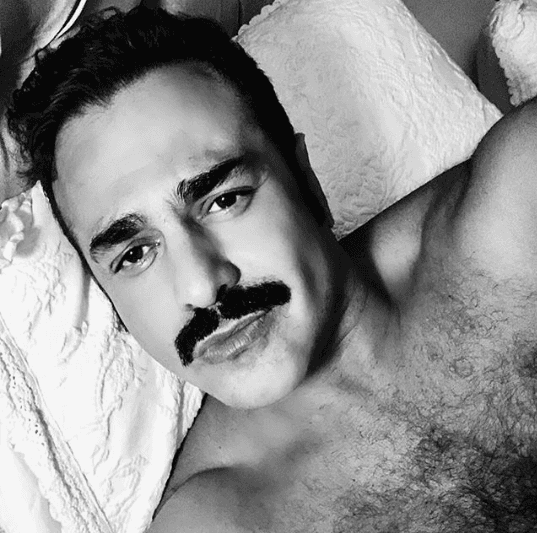 Junto a esta fotografía, el actor también mostró su lado conquistador: "Amorcito corazón yo tengo tentación de un beso 🎵 fiuuuuu fiuuuu fiu fiu fiuuuuuuuuuuu. “No estoy trompudo quiero beso” ¿a donde la birria pa la cruda? ¡Bola de festejones!"
<br>