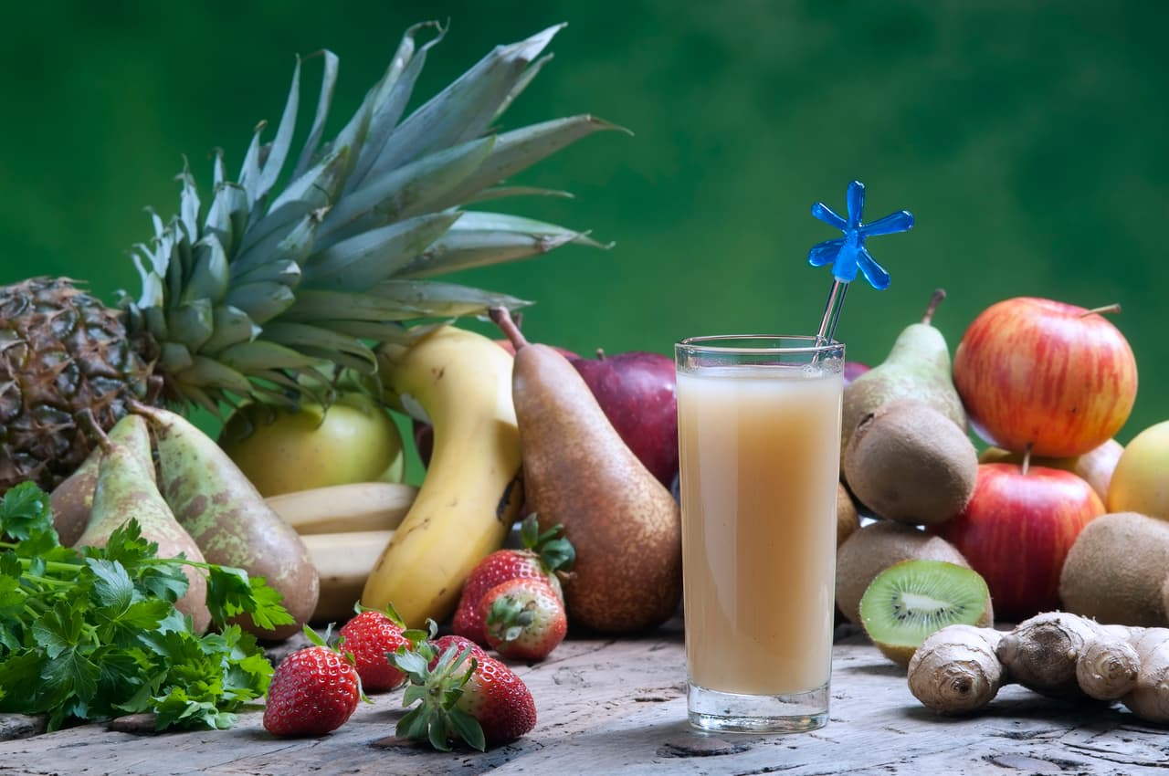 Cómo hacerlo. Licúa tres onzas (88 ml) de zumo de manzana, dos onzas (56 g) de puré de manzana, una onza (28 g) de puré de jengibre, una cucharadita de aceite de coco, una pizca de canela y algunos cubos de hielo.