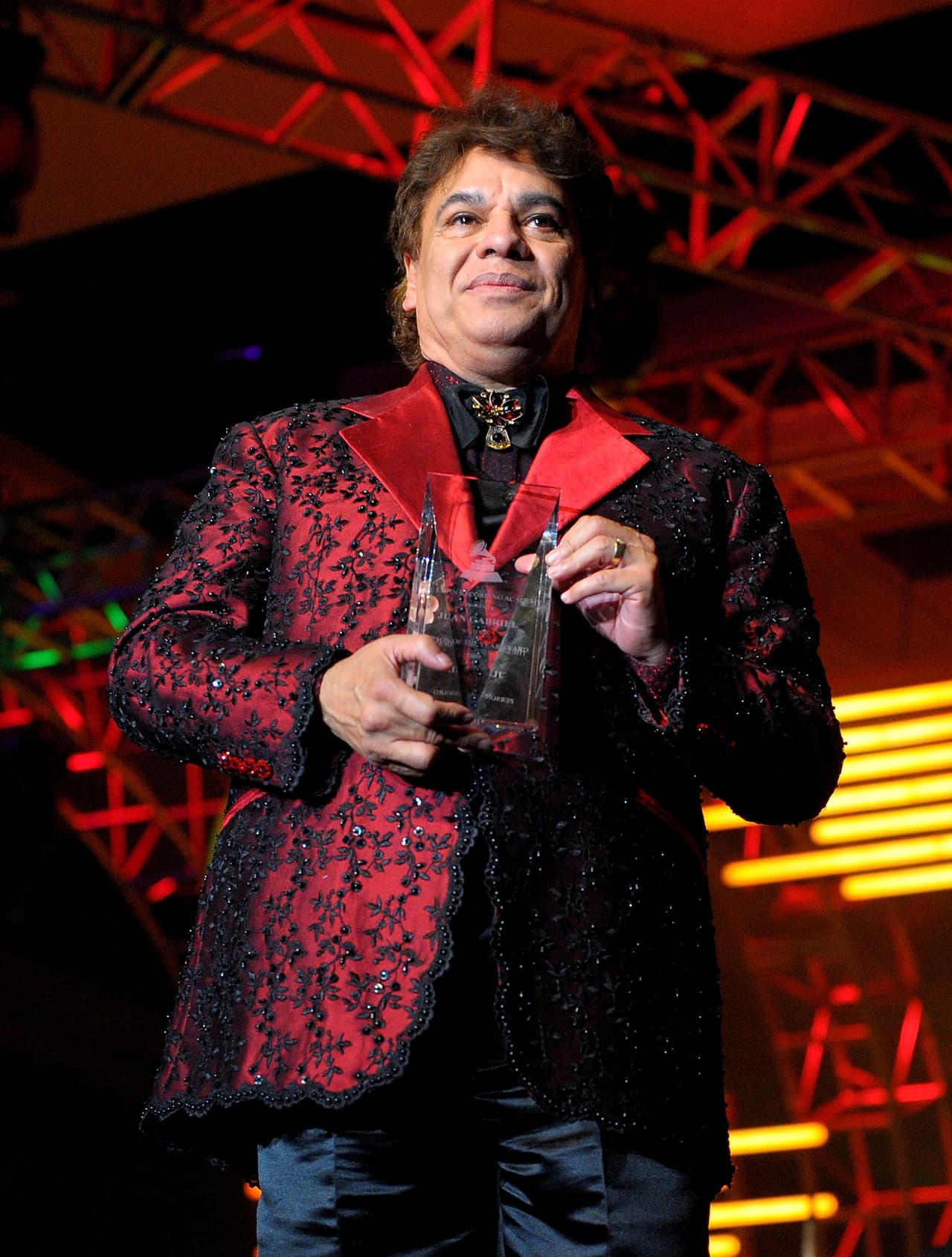 La casa de difícil acceso tiene 6 recámaras, 7 baños, spa, un pequeño teatro y su estudio de grabación. Por si esto no fuera comodidad, para los invitados, en la propiedad, hay 7 apartamentos.