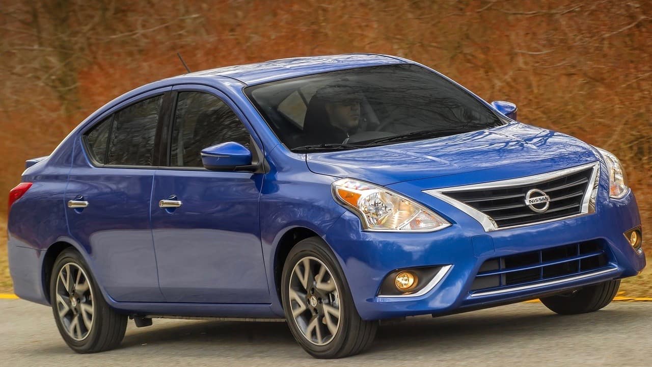 <b>Quinto lugar</b> (empate): 
<b>Nissan Versa sedán</b>
<br>
<br>Solo el 
<b>50%</b> de los propietarios del sedán subcompacto de Nissan volverían a comprarlo. Las quejas principales estuvieron relacionadas a sus dinámicas de manejo pobres, su 
<b>interior incómodo</b> y sus mal sistema de sonido. Ojo, no confundan al Versa sedán con el hatchback 
<b>Versa Note</b>, que al menos es versatil y práctico en mil maneras en que el sedán nunca lo podrá ser.
<br>
<br>
<b>Nuestra opinión</b>: Un carro que decepcionará hasta a los que no esperan nada de sus autos.