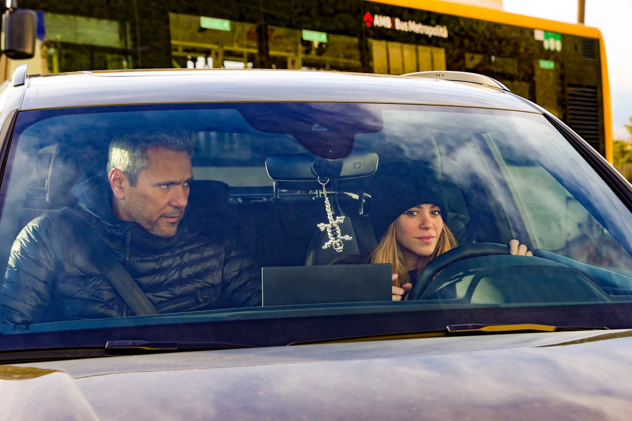 De hecho, en las imágenes captadas por paparazzis después de dejar a sus hijos en el colegio, la intérprete de 'Loba' se dejó ver con una sutil sonrisa a la cámaras.