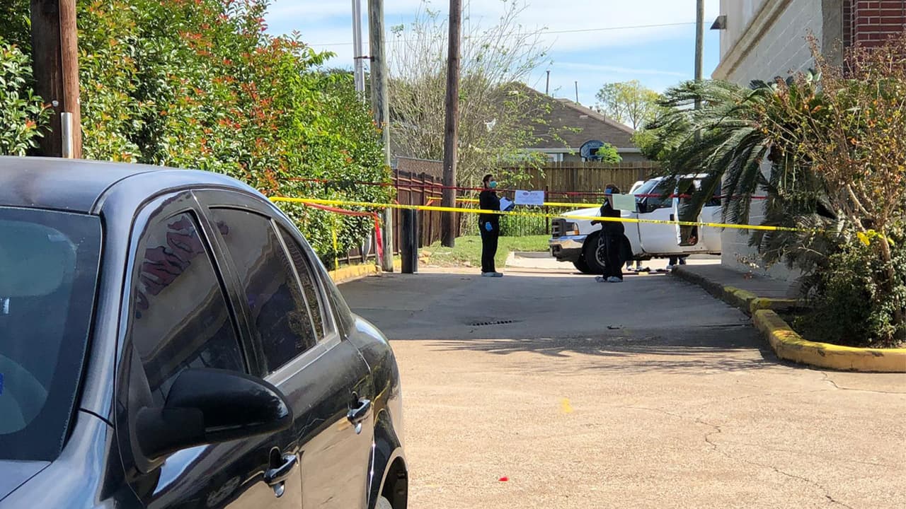Oficiales del Departamento de la Policía de Houston monitoreaban una camioneta Pick up Ford blanca que había sido reportada como robada.