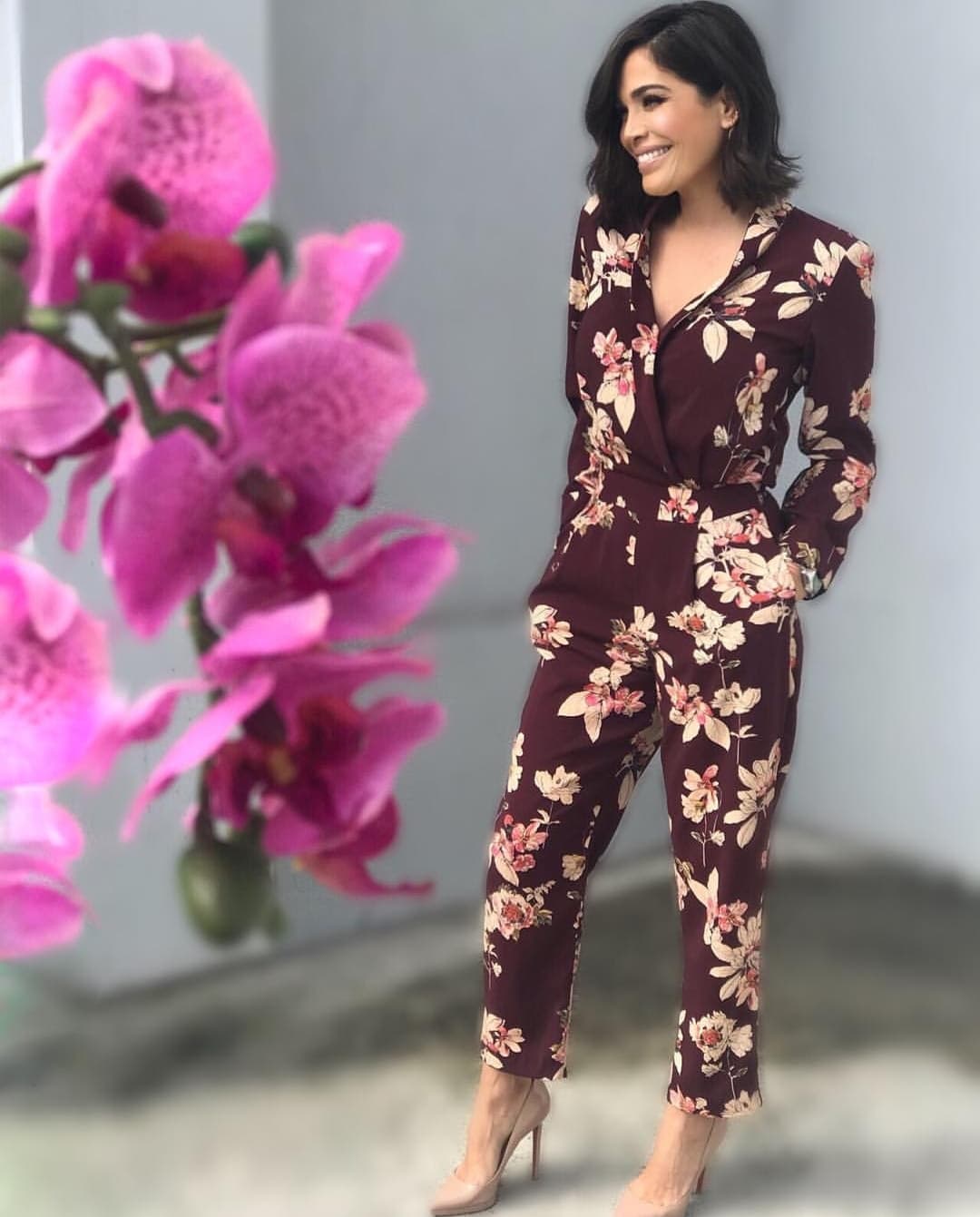 La prenda que luce Karla Martínez es la pieza del momento, las flores y los tonos serios le dan un grado alto de sofisticación.