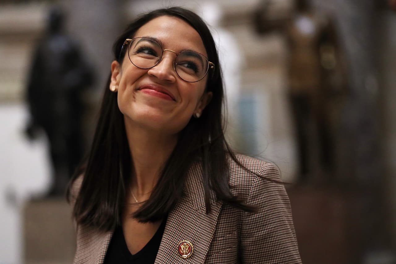 La congresista Alexandria Ocasio-Cortez anuncia nueva cuenta de Twitter en Español
