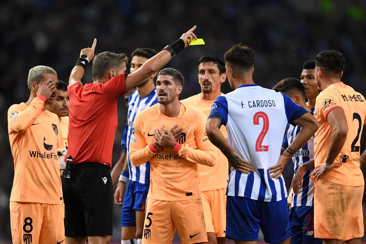 Atlético de Madrid cayó en su visita ante Porto por 2-1 y el Bayer Leverkusen empató de local ante Brujas con un 0-0 para clasificarse los de la Bundesliga a Europa League y eliminar a los españoles.