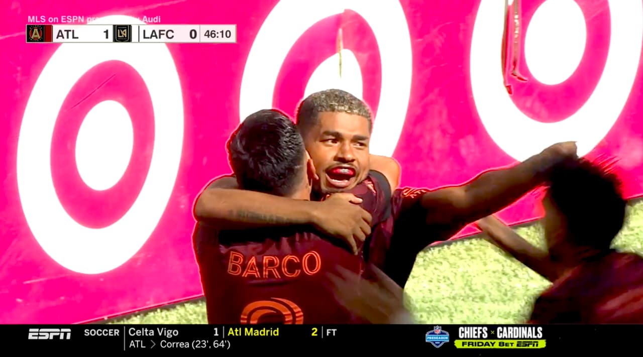 ¡El rey está presente! Josef Martínez vence al portero con una mágica definición