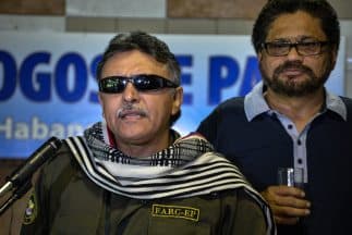 Los comandantes de las FARC, Jesus Santrich e Ivan Márquez, en La Habana, Cuba, durante una reunión de diálogo con el gobierno de Colombia.  