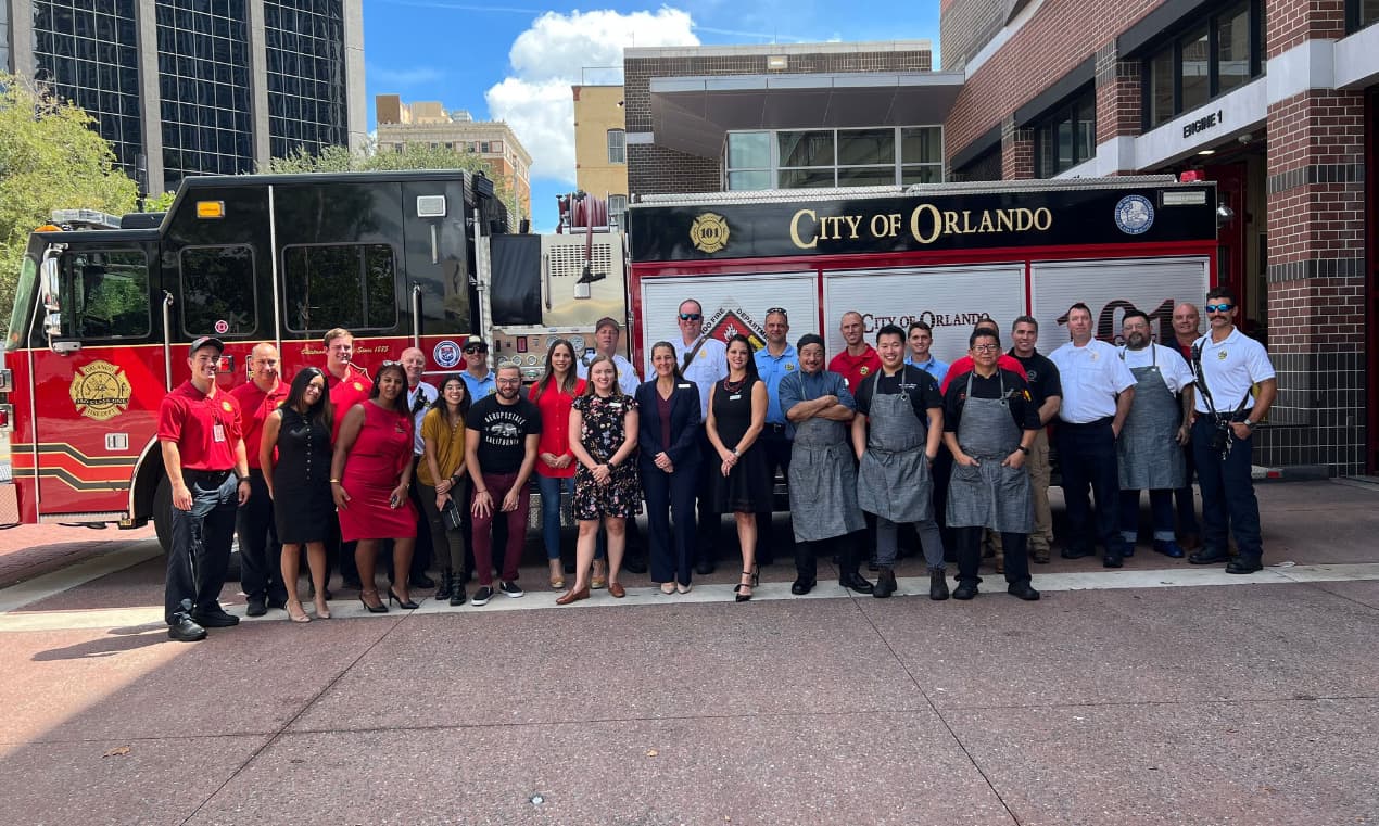 Asistentes al evento conmemorativo organizado por el Departamento de Bomberos de la ciudad de Orlando.