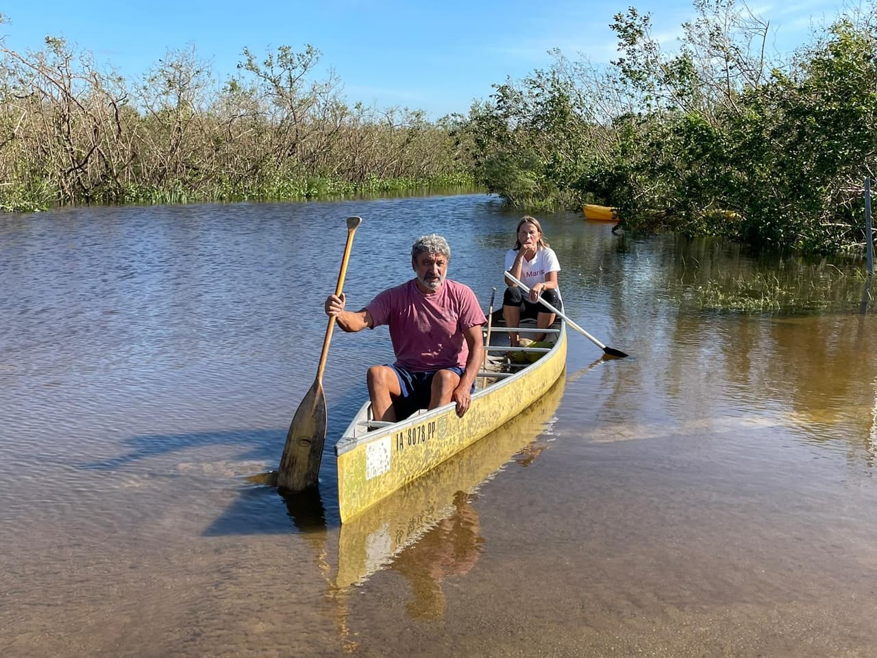 Michael y Yatiana Vitken revisan cómo están sus vecinos a bordo de una canoa. "Es nuestra primera experiencia con un huracán. Estuvimos a dos pulgadas de inundarnos", dijeron.