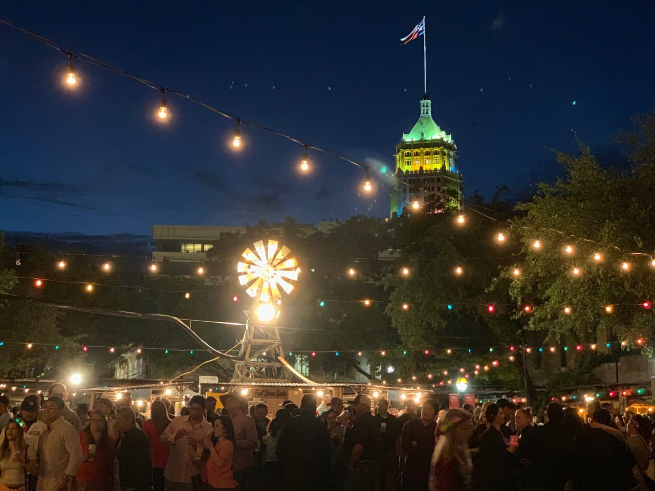 <h2 class="cms-H2-H2">A Night in Old San Antonio (NIOSA)</h2>
<br>
<ul>
<li class="li1">Cuándo: 29 de abril</li>
</ul>
<ul>
<li class="li1">Hora: 17:30 - 22:30 horas</li>
</ul>
<ul>
<li class="li1">Dónde: La Villita</li>
</ul>
<ul>
<li class="li1">Qué es: Un evento para recaudar fondos para mantener el acervo cultural e histórico de San Antonio. Habrá comida, música y eventos de diversidad cultural.</li>
</ul>
<ul>
<li class="li1">Costo: 20 dólares</li>
</ul>