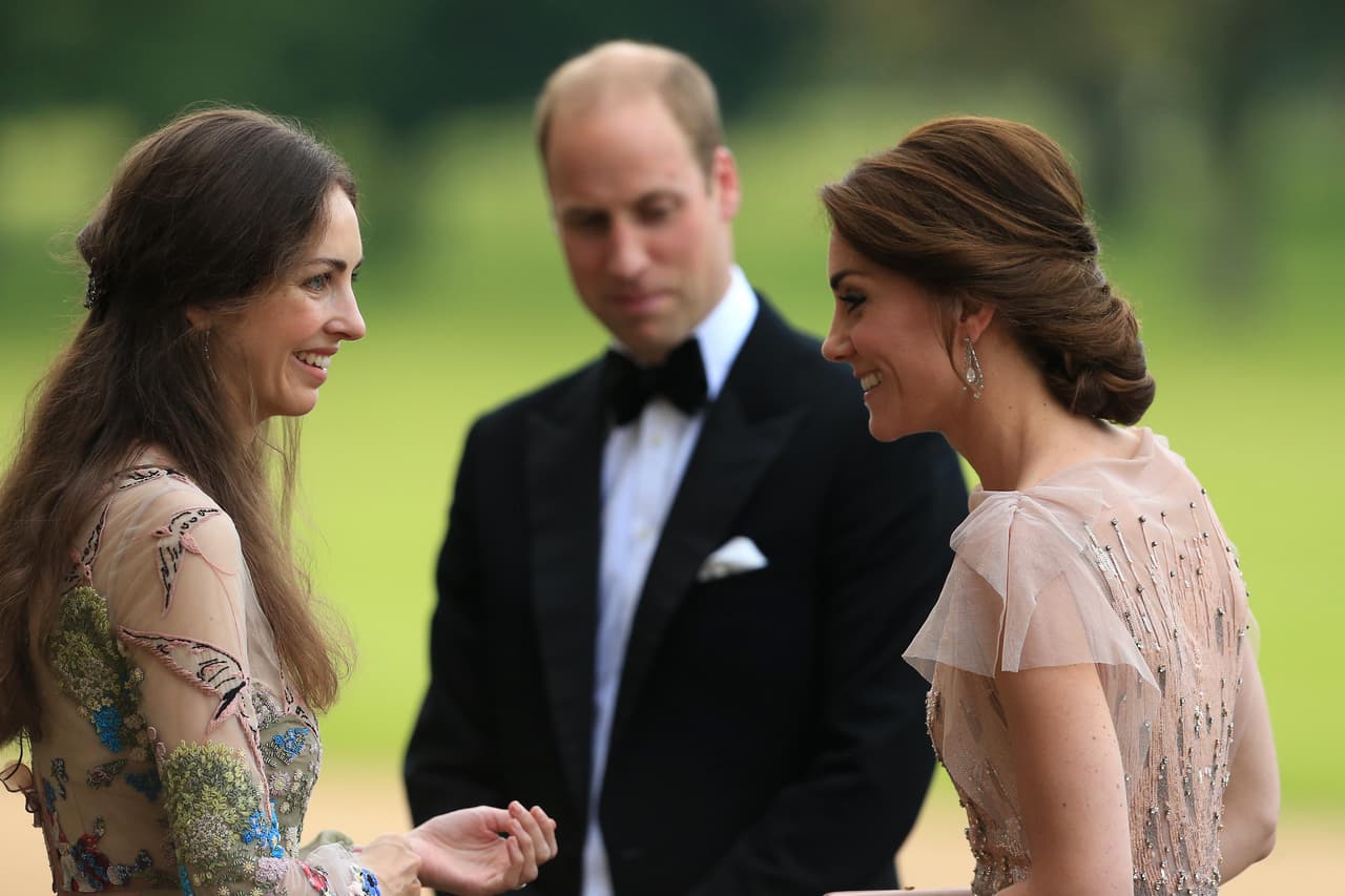 Medios de comunicación,
<b><a href="https://www.thesun.co.uk/news/8701009/kate-middleton-best-friend-prince-william-phase-out/" target="_blank">como The Sun e In Touch</a>,</b> aseguraron que el príncipe William ha mantenido un romance con la marquesa de Cholmondeley, Rose Hanbury, quien supuestamente era muy amiga de Kate Middleton y aparece con los duques en esta foto.