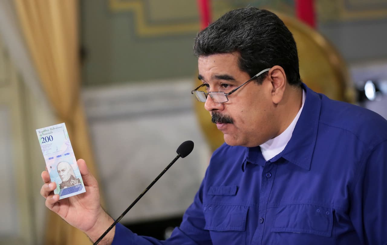 Maduro intenta atajar la inflación desbocada en Venezuela al anunciar la eliminación de cinco ceros al bolívar