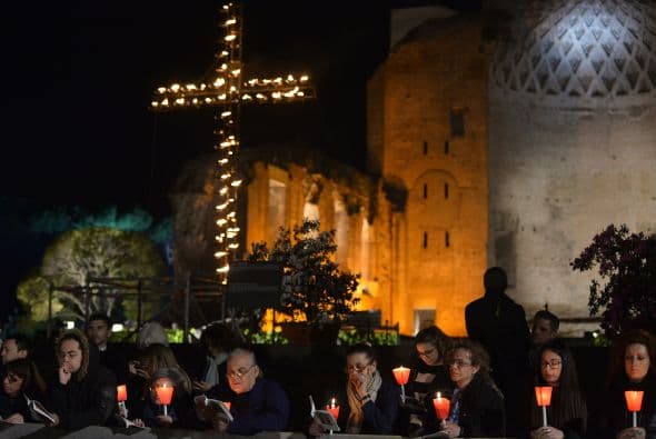 En la segunda estación, la portaron una pareja de trabajadores al tiempo que se leían las meditaciones del purpurado.