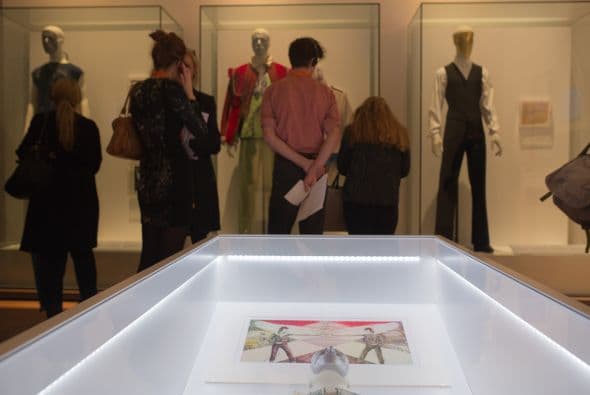 La exhibición se presenta en el Museo de Arte Contemporáneo de Chicago desde el 23 de septiembre y documenta la extensa carrera musical de uno de los iconos del glam rock británico.