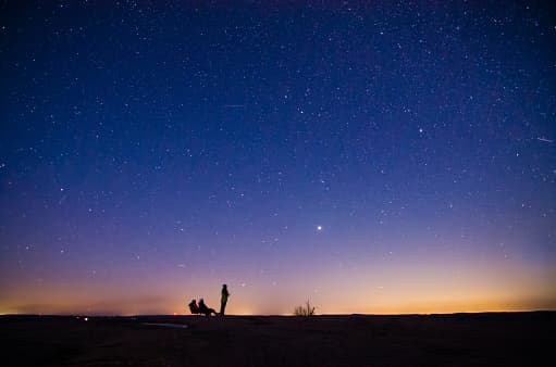 <b>Enchanted Rock </b> 
<br>El área natural está a aproximadamente una hora y media de Austin. Es un favorito para acampar y para maravillarse de su belleza natural. Su cielo oscuro rural también lo convierte en uno de los mejores lugares públicos para observar las estrellas en el centro de Texas, y de hecho, ha sido designado Parque Internacional Dark Sky.