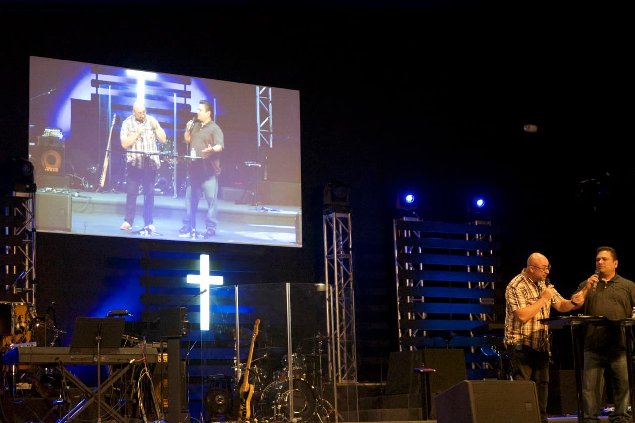 El pastor Ace Saucedo dirige su prédica en la congregación "Amor Internacional" de Phoenix, Arizona.