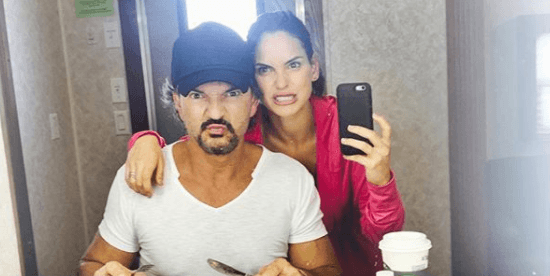 En su cuenta de Instagram, Aria también suele compartir fotos al lado de su famoso padre, Ricardo Arjona. "Siempre en países diferentes, escenarios diferentes, pero nunca lejos", escribió Adria al publicar esta imagen.