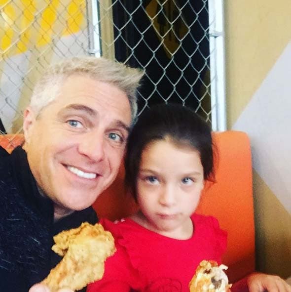 Lisardo y su pequeña princesa comieron un delicioso pollito. María adora pasar tiempo con su papito.