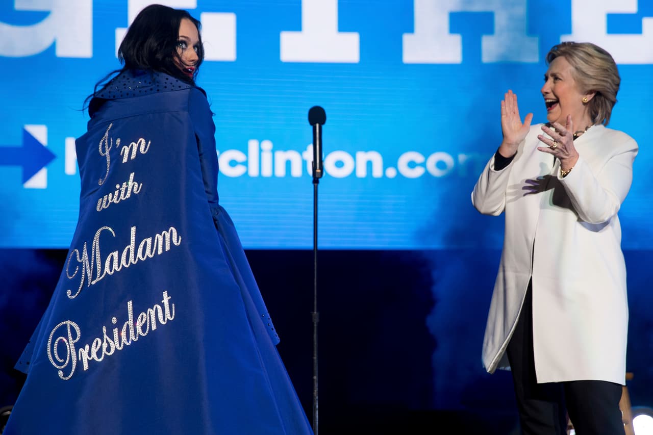 Perry entra al escenario mientras Clinton la aplaude